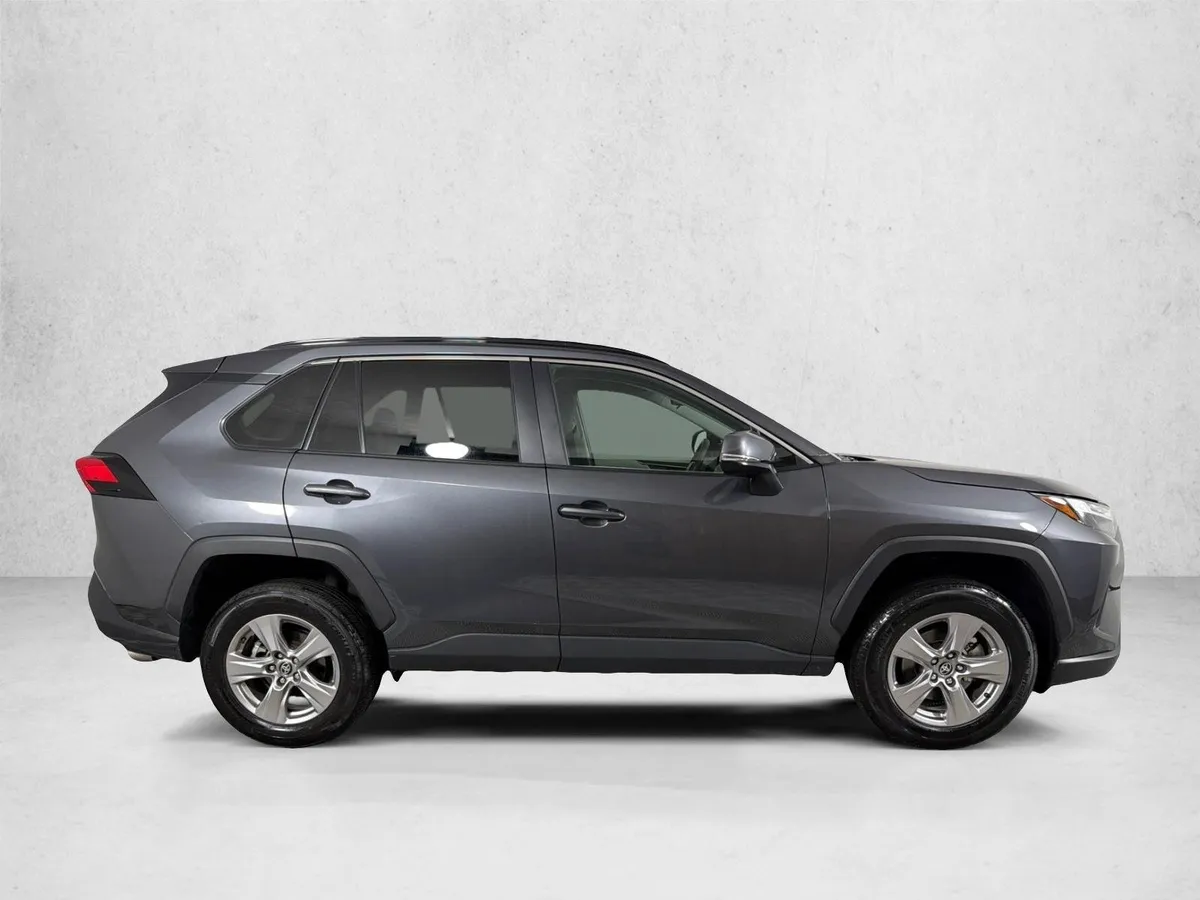2025 Toyota RAV4 XLE thumbnail 2