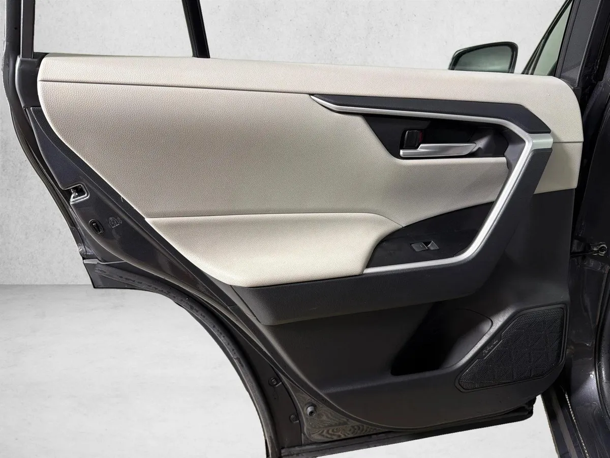 2025 Toyota RAV4 XLE thumbnail 21