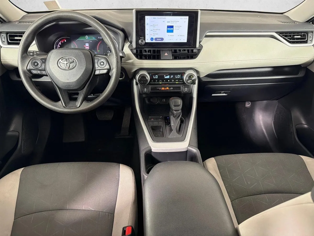 2025 Toyota RAV4 XLE thumbnail 22