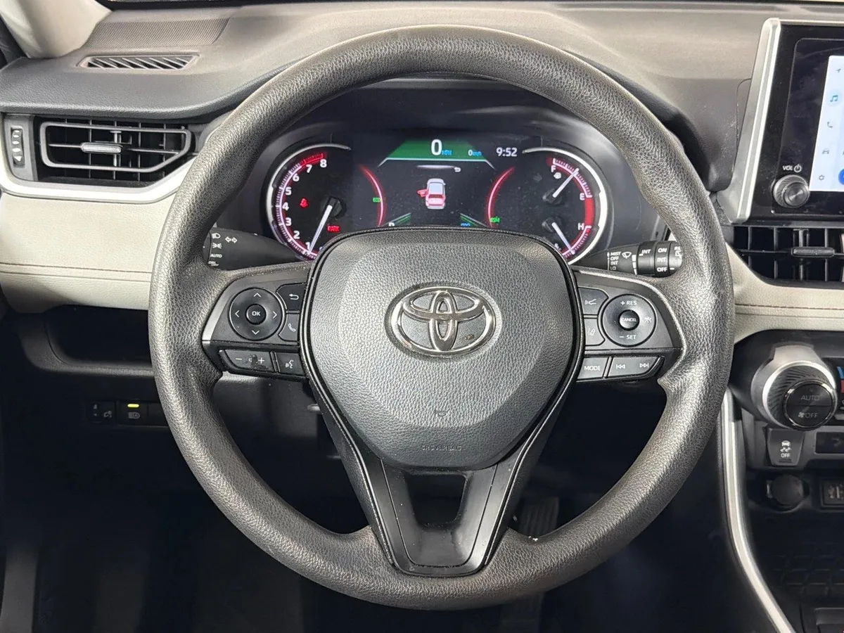 2025 Toyota RAV4 XLE thumbnail 23