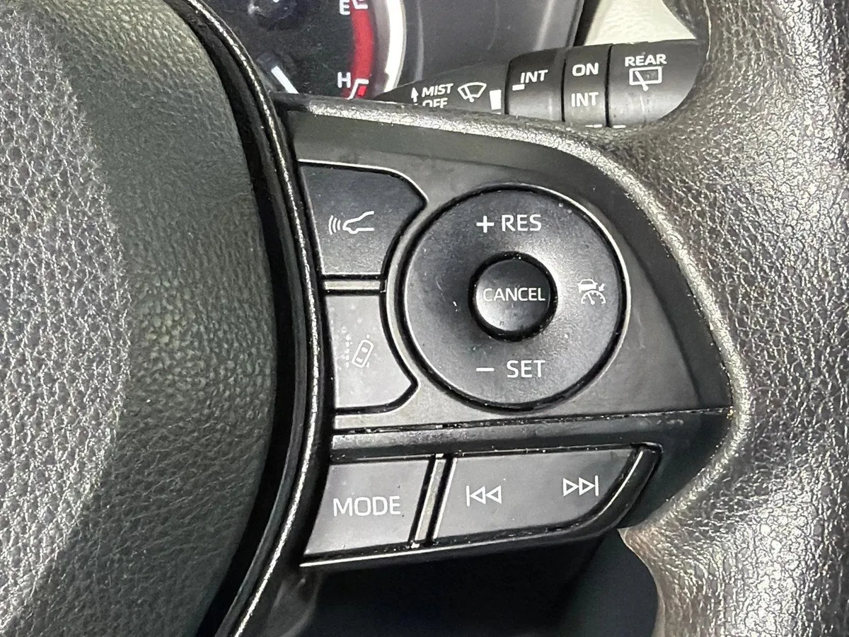 2025 Toyota RAV4 XLE thumbnail 25