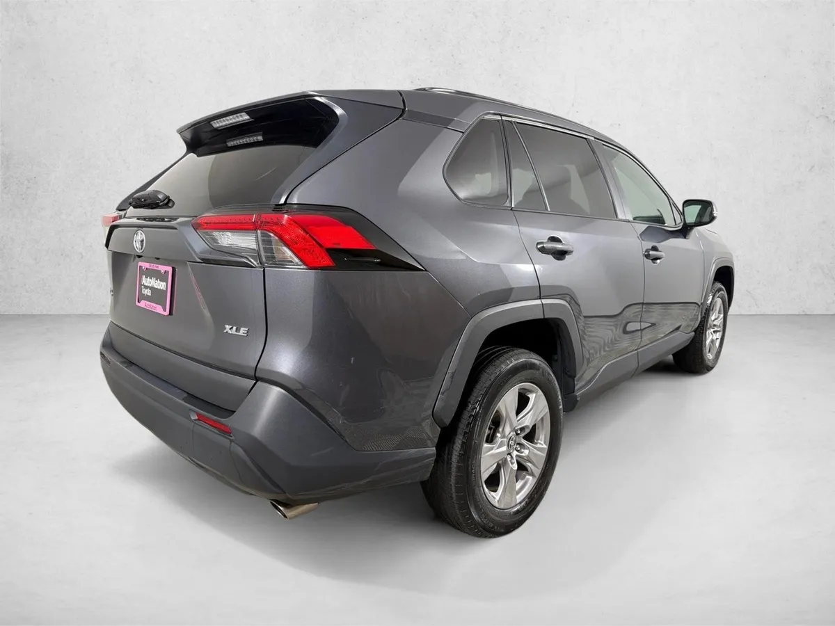 2025 Toyota RAV4 XLE thumbnail 3