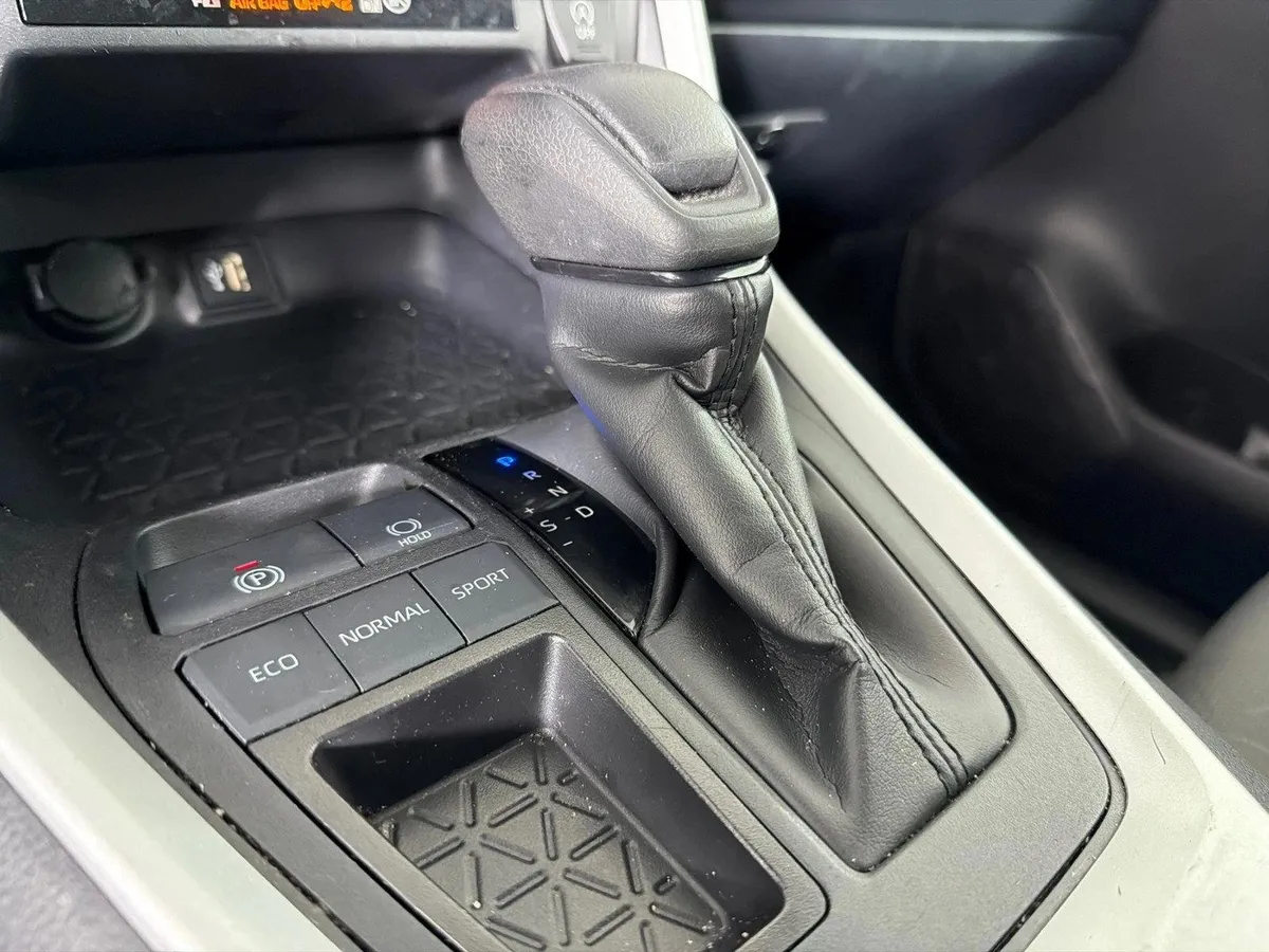 2025 Toyota RAV4 XLE thumbnail 30