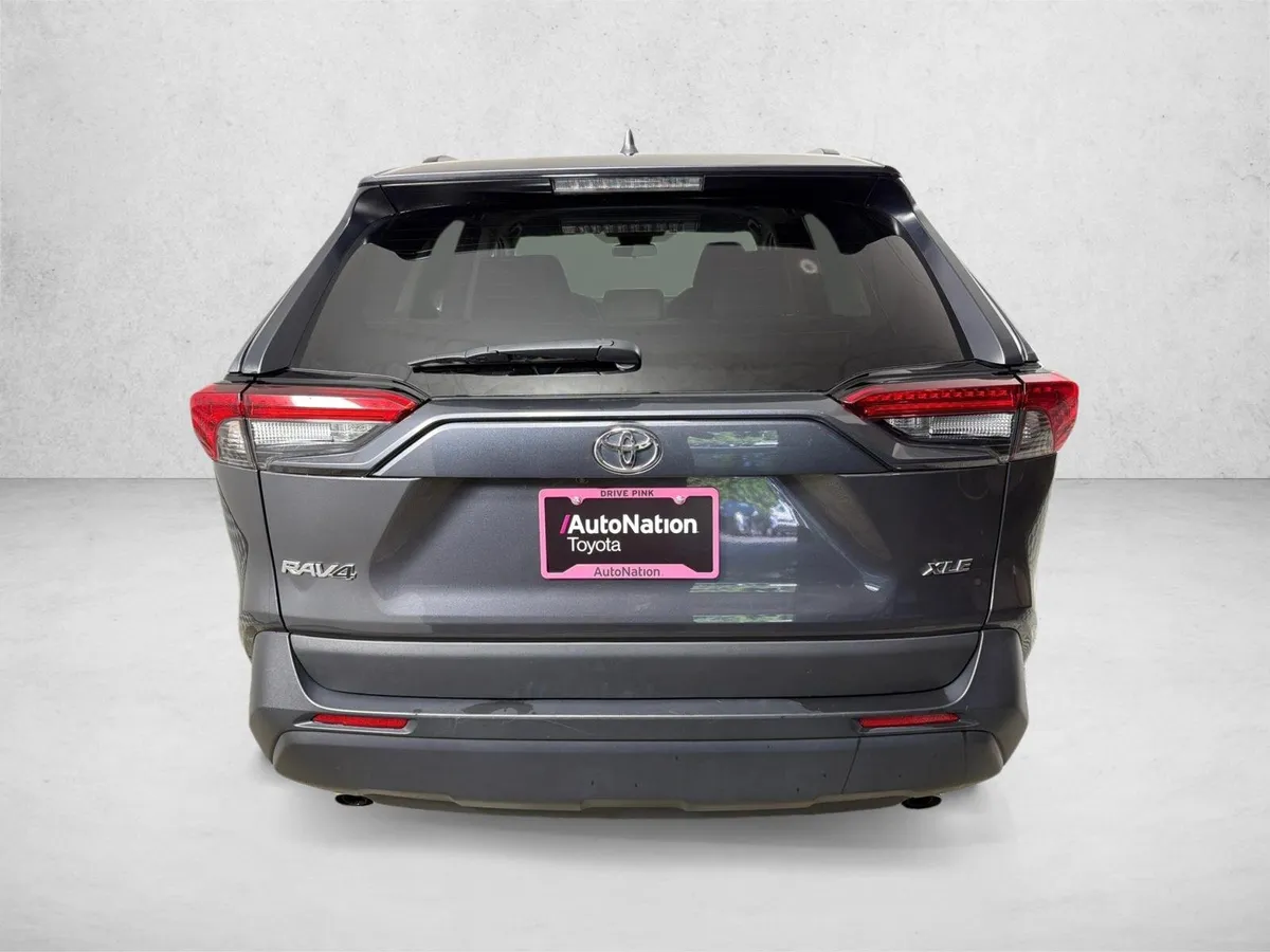 2025 Toyota RAV4 XLE thumbnail 4