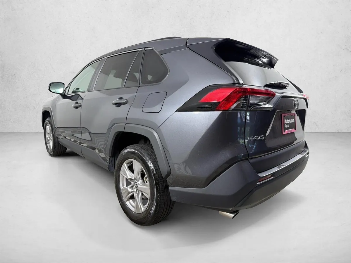 2025 Toyota RAV4 XLE thumbnail 5