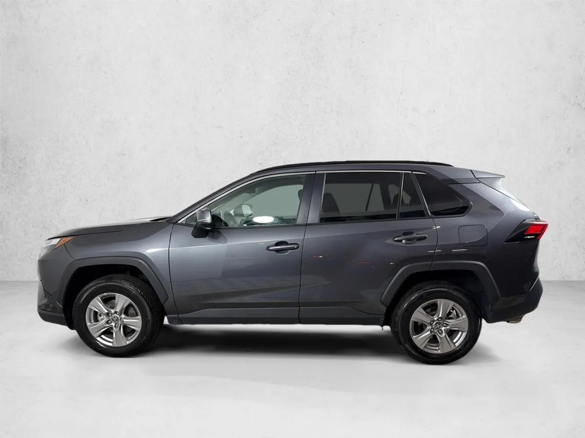 2025 Toyota RAV4 XLE thumbnail 6