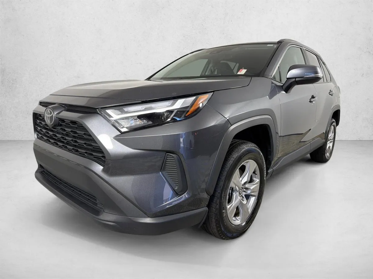 2025 Toyota RAV4 XLE thumbnail 7