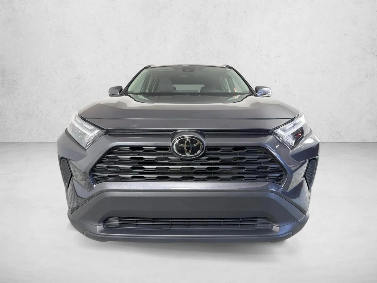 2025 Toyota RAV4 XLE thumbnail 8