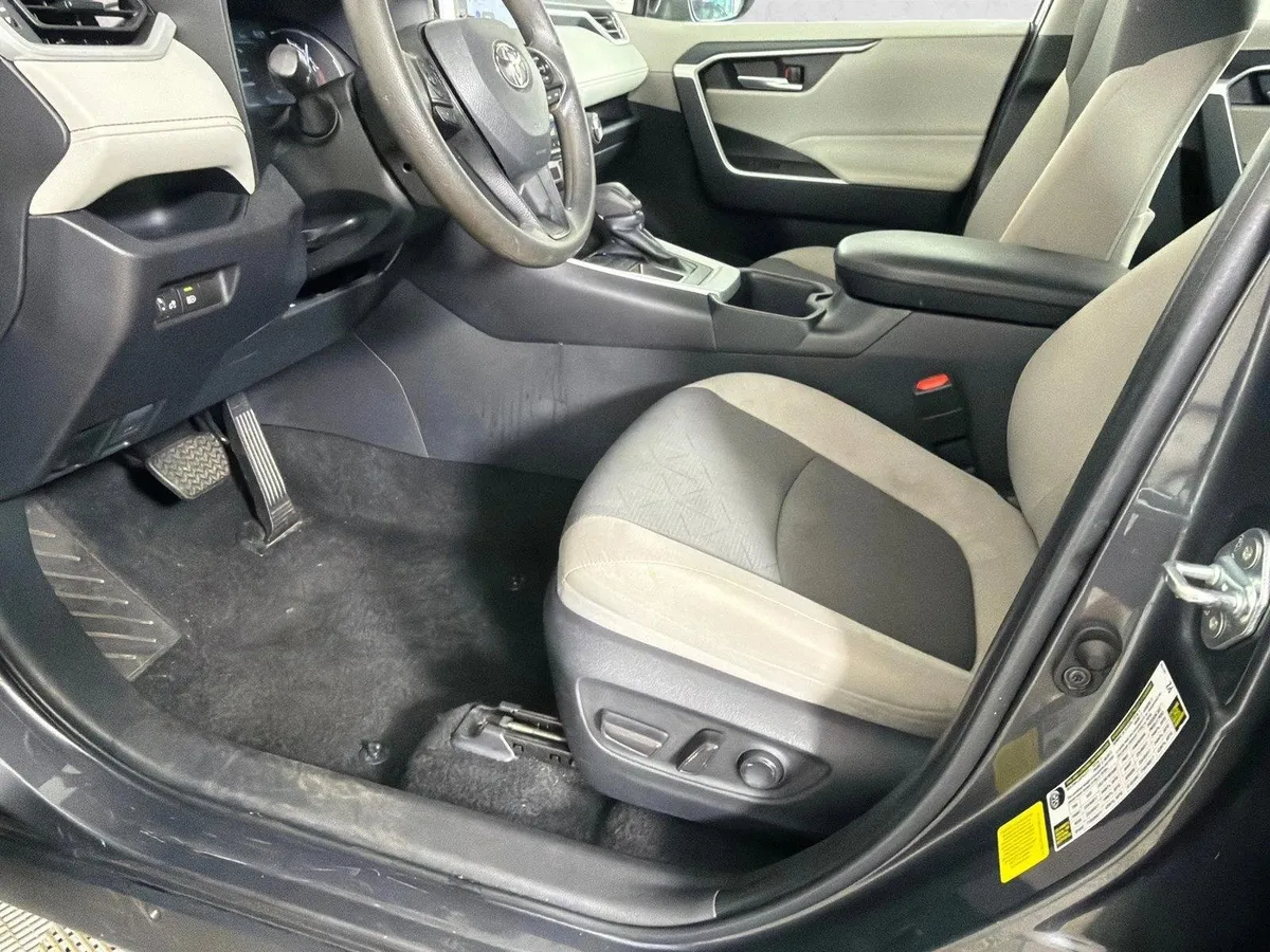 2025 Toyota RAV4 XLE thumbnail 9