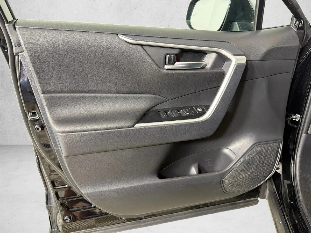2025 Toyota RAV4 XLE thumbnail 10