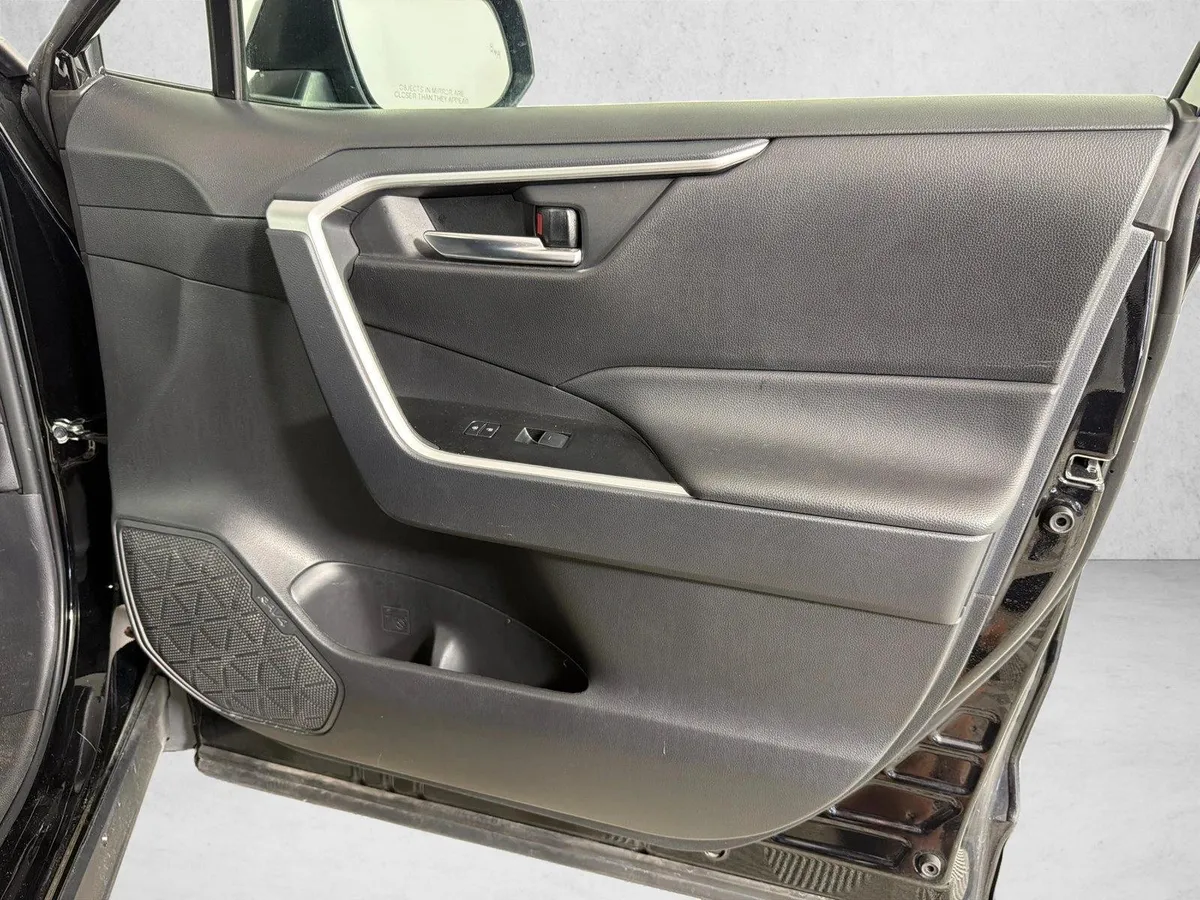 2025 Toyota RAV4 XLE thumbnail 14