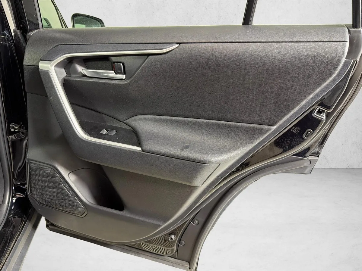 2025 Toyota RAV4 XLE thumbnail 16