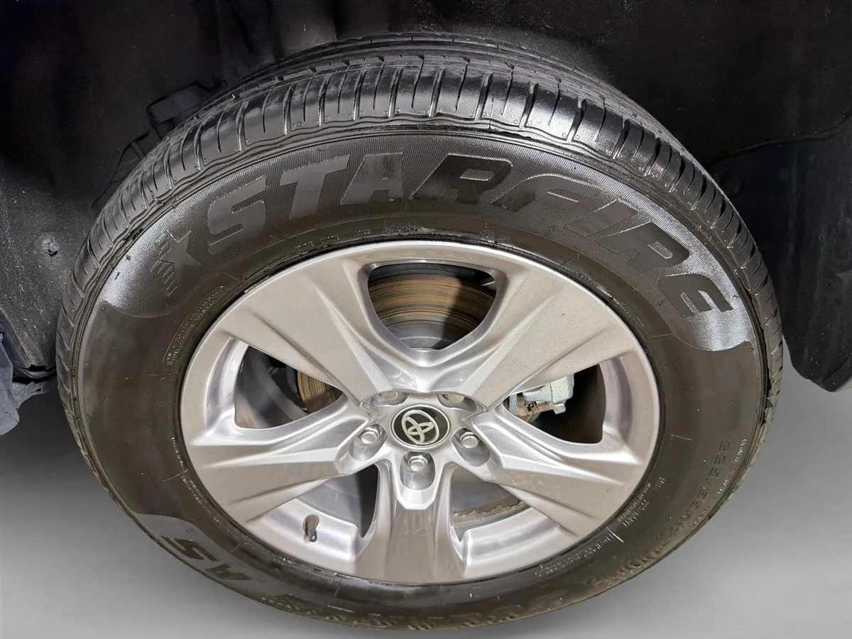 2025 Toyota RAV4 XLE thumbnail 19