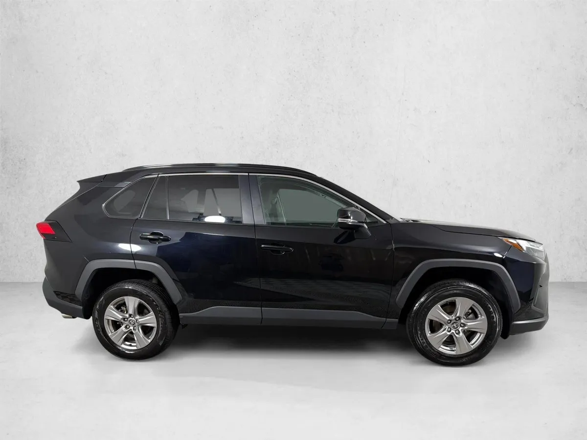 2025 Toyota RAV4 XLE thumbnail 2
