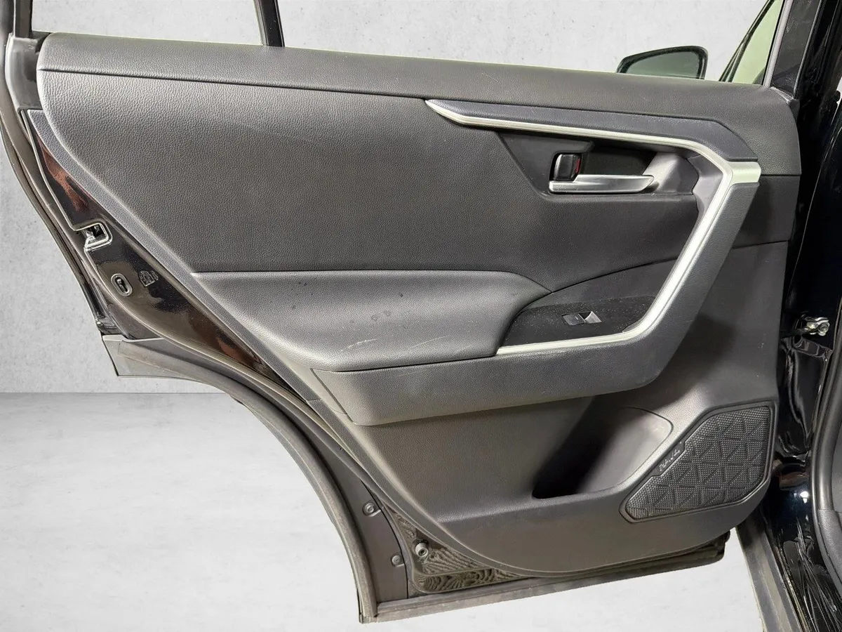 2025 Toyota RAV4 XLE thumbnail 21