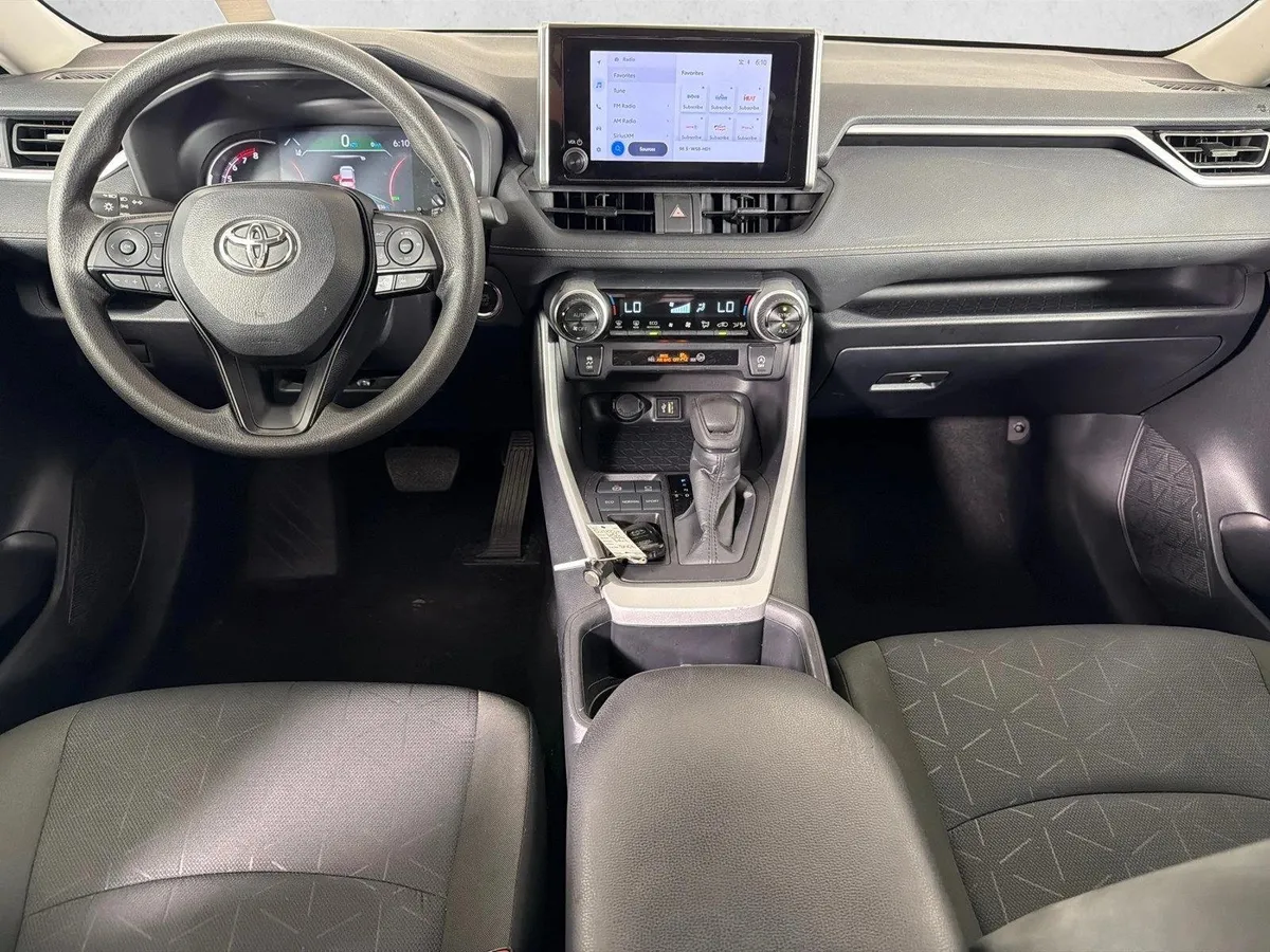 2025 Toyota RAV4 XLE thumbnail 22