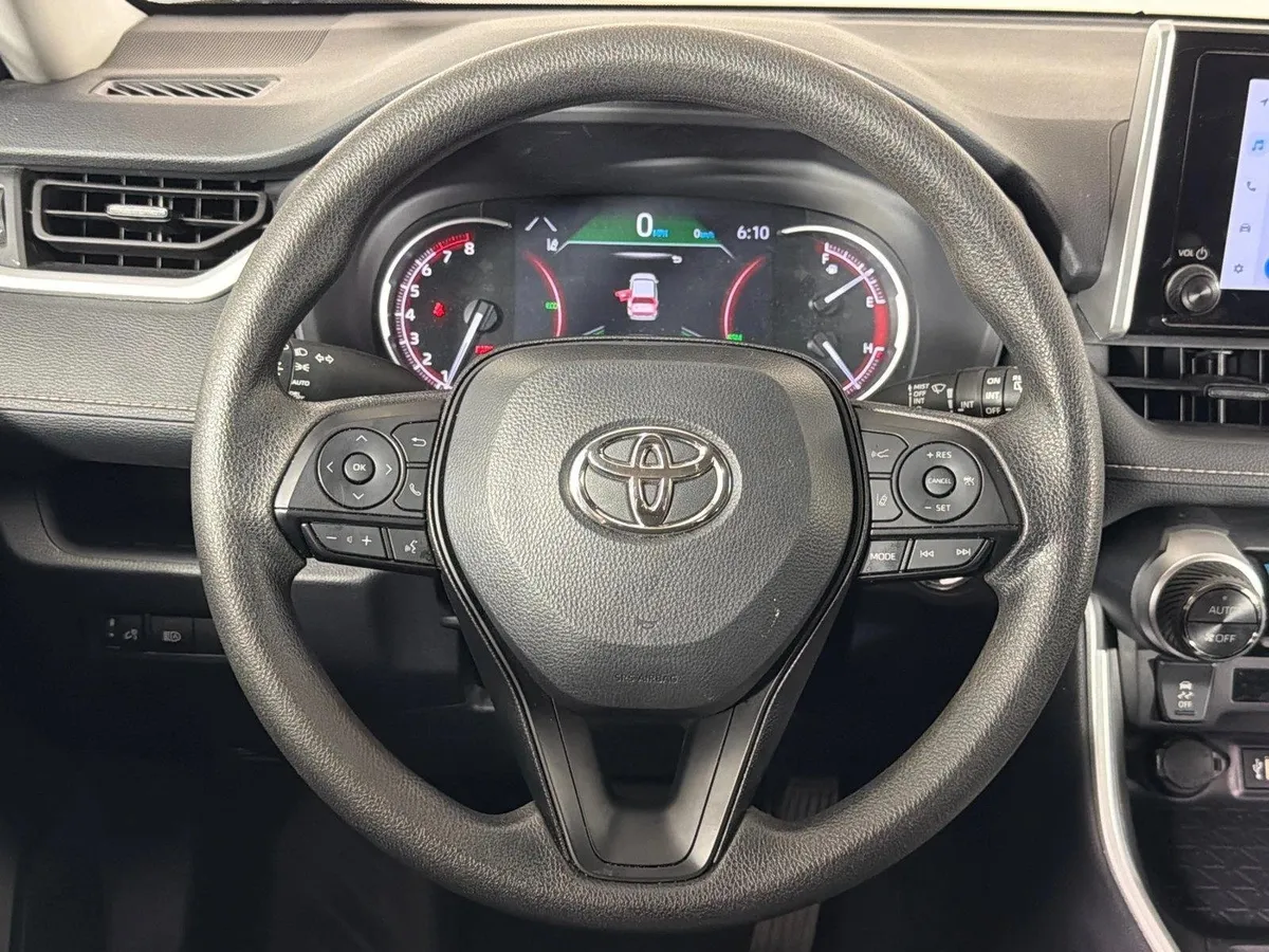 2025 Toyota RAV4 XLE thumbnail 23