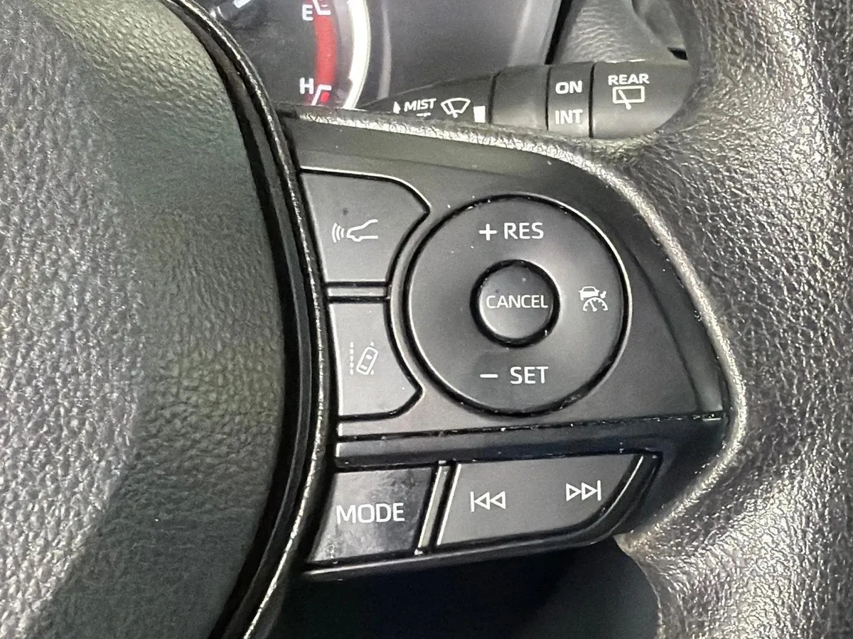 2025 Toyota RAV4 XLE thumbnail 25