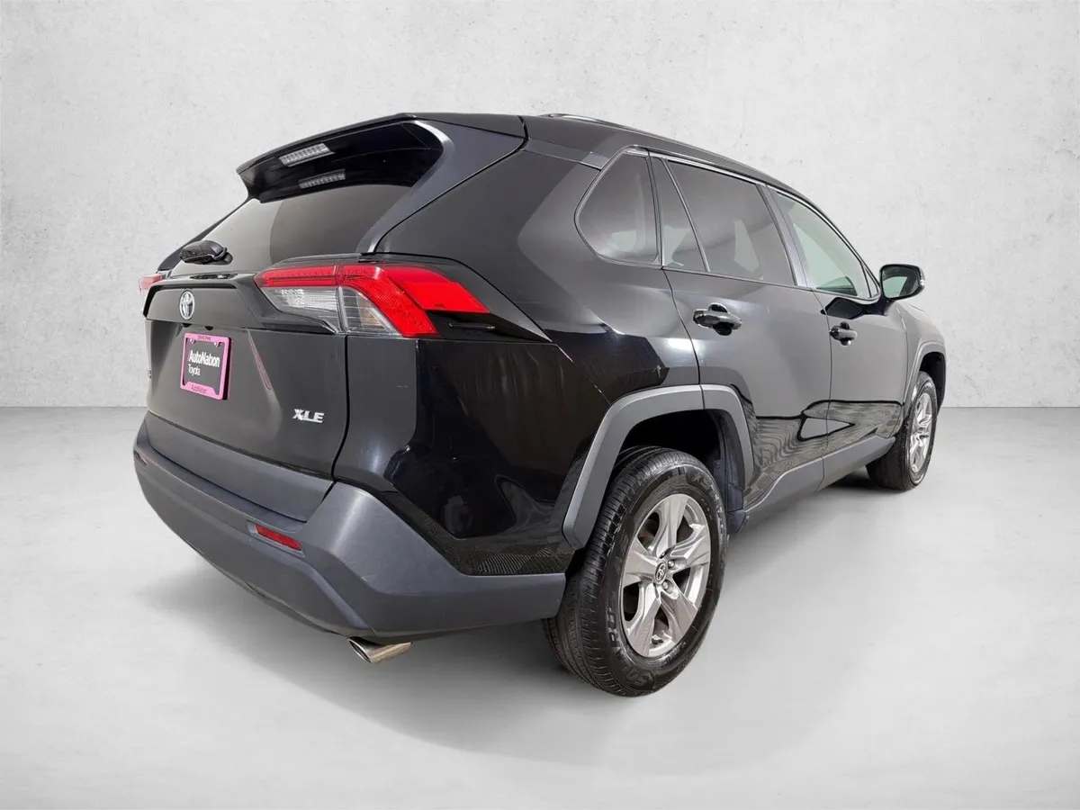 2025 Toyota RAV4 XLE thumbnail 3