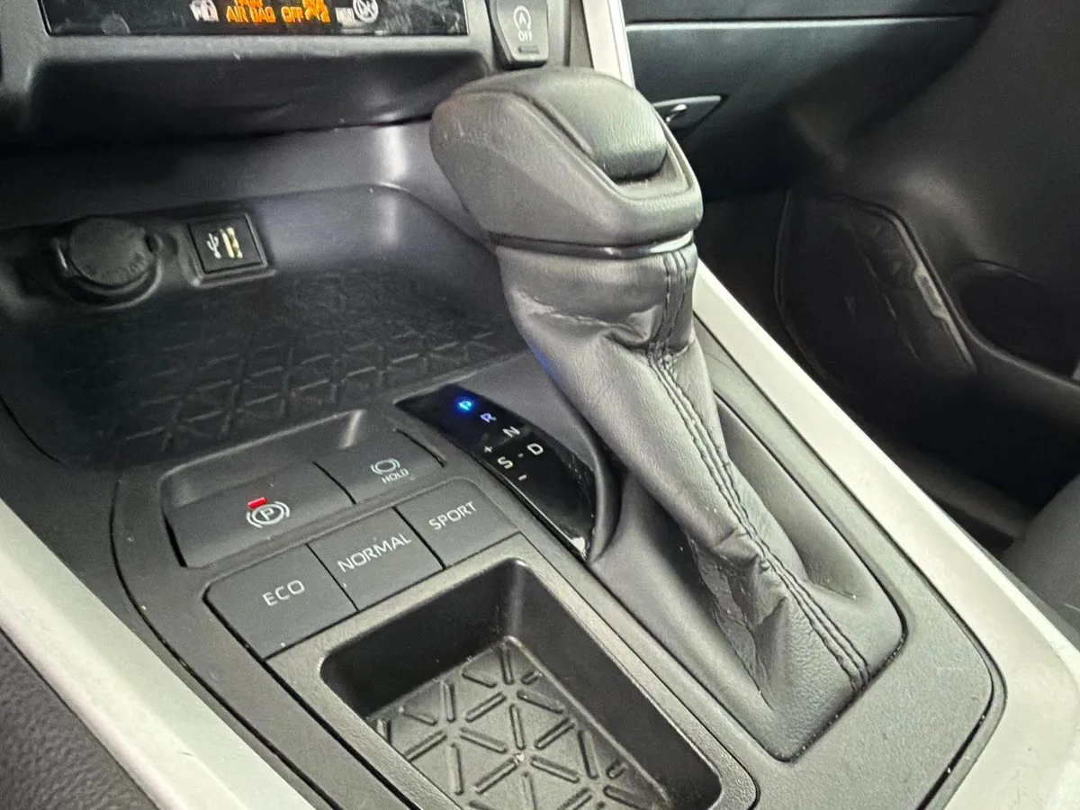 2025 Toyota RAV4 XLE thumbnail 30
