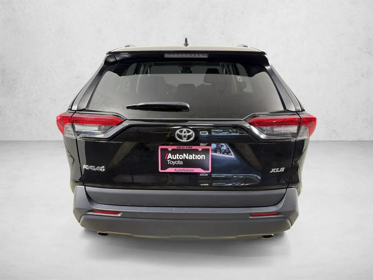 2025 Toyota RAV4 XLE thumbnail 4