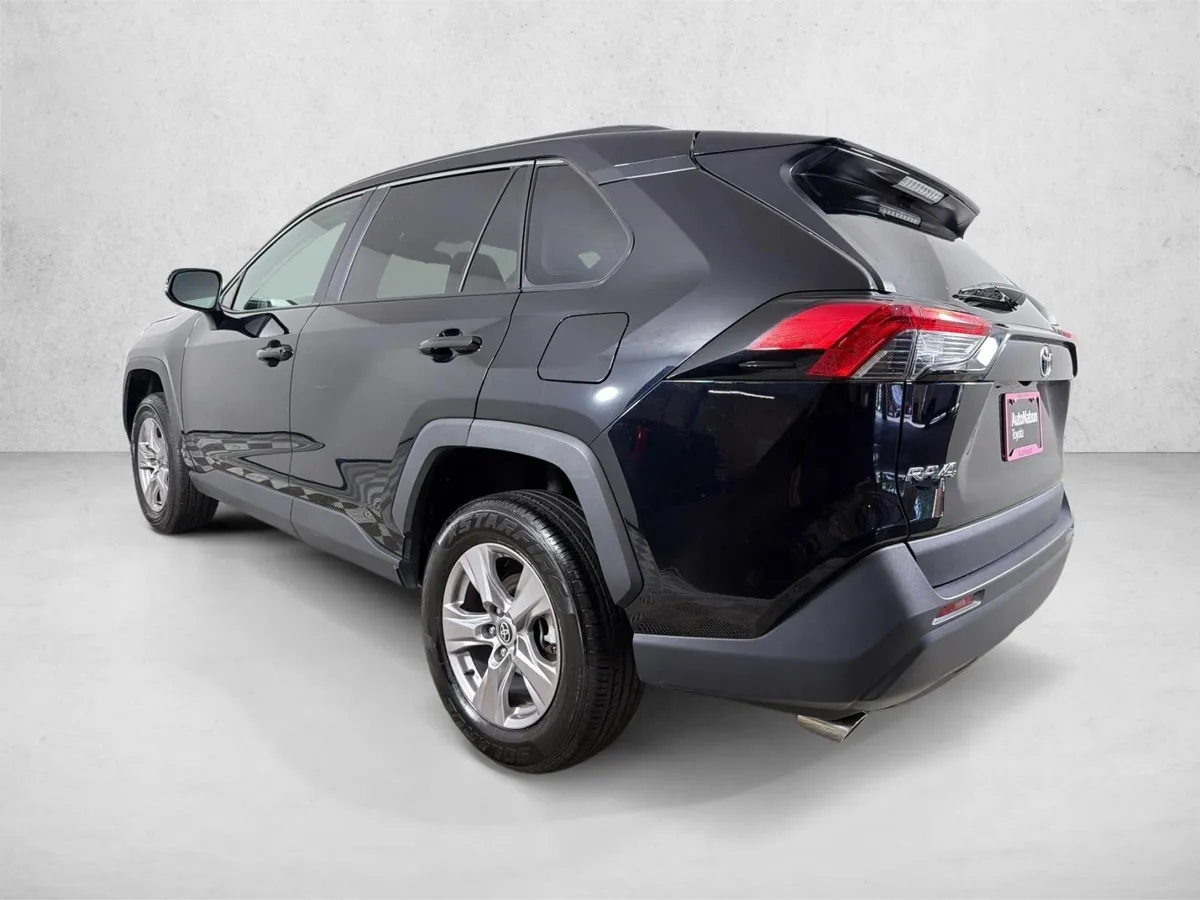 2025 Toyota RAV4 XLE thumbnail 5
