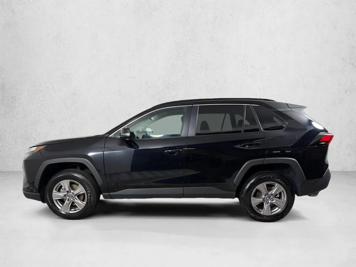 2025 Toyota RAV4 XLE thumbnail 6
