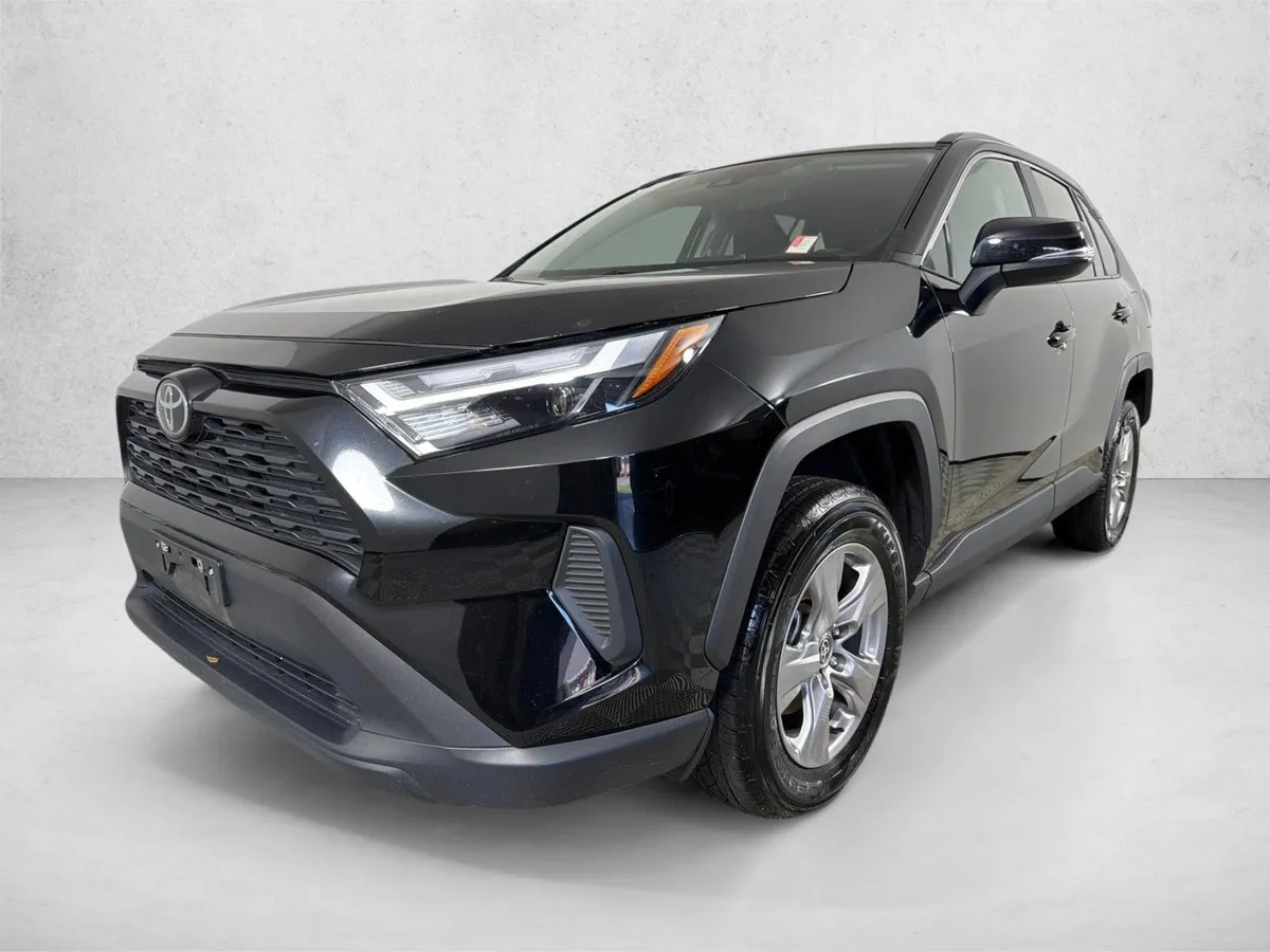 2025 Toyota RAV4 XLE thumbnail 7