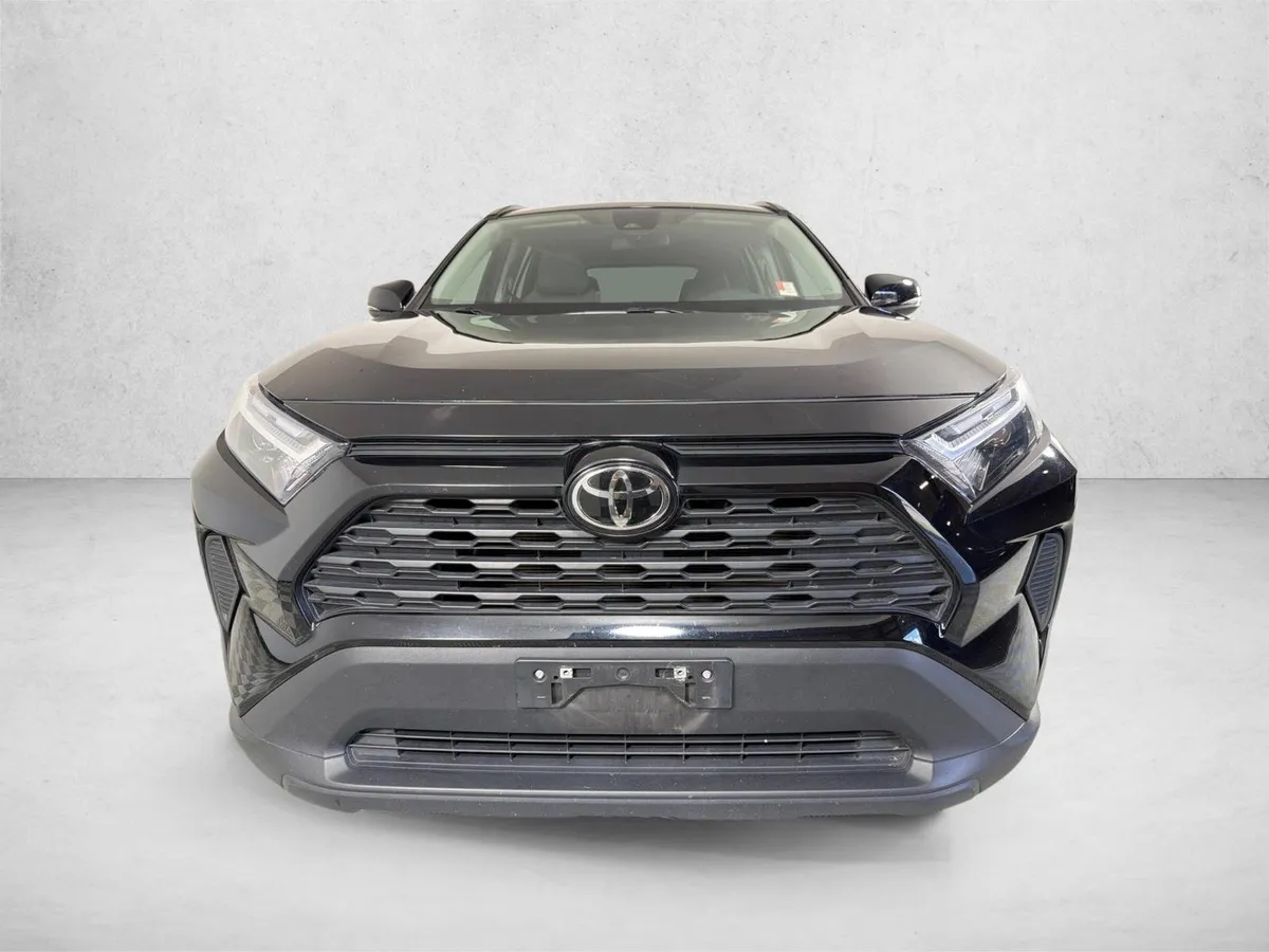 2025 Toyota RAV4 XLE thumbnail 8