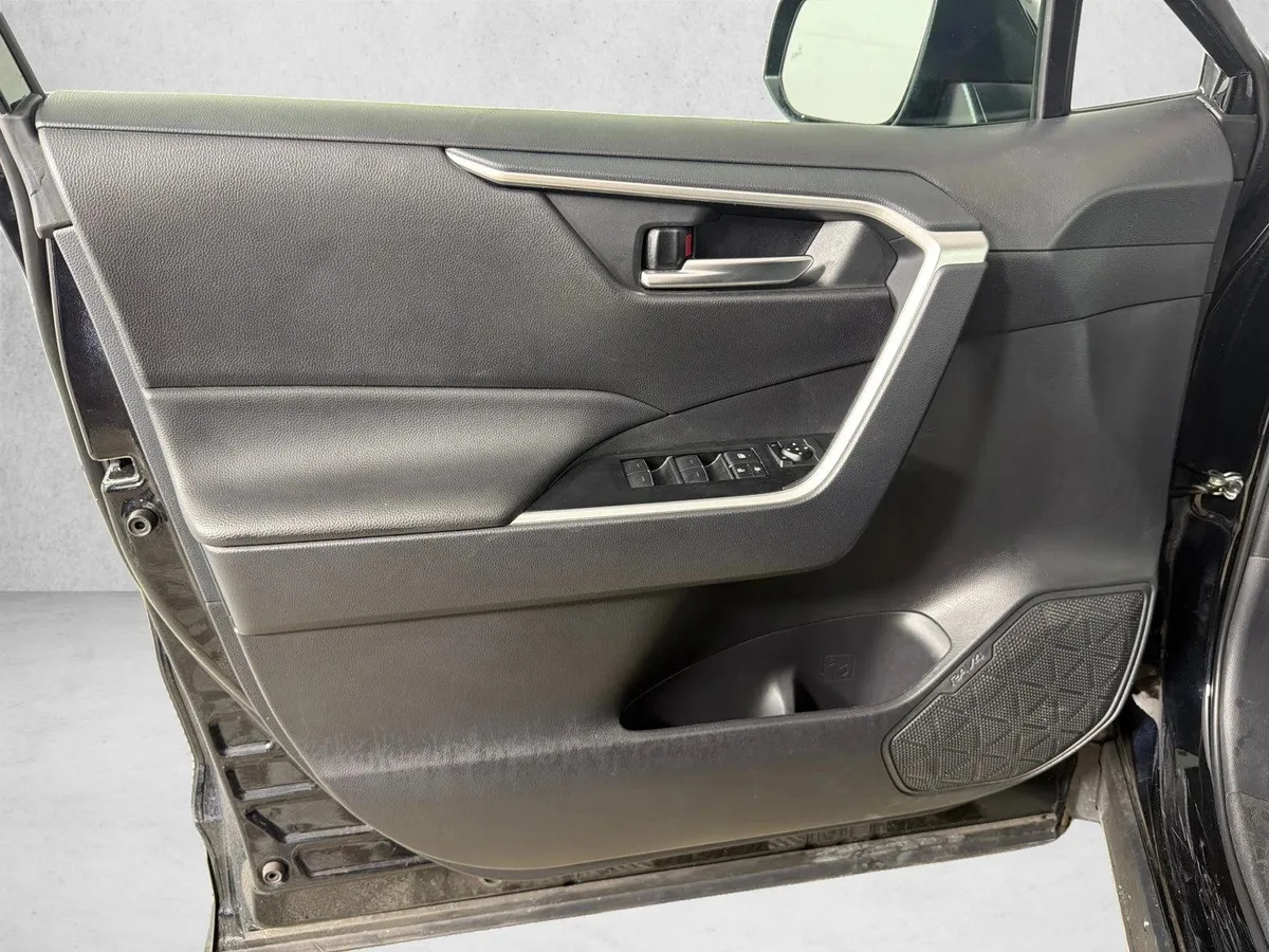 2025 Toyota RAV4 XLE thumbnail 10