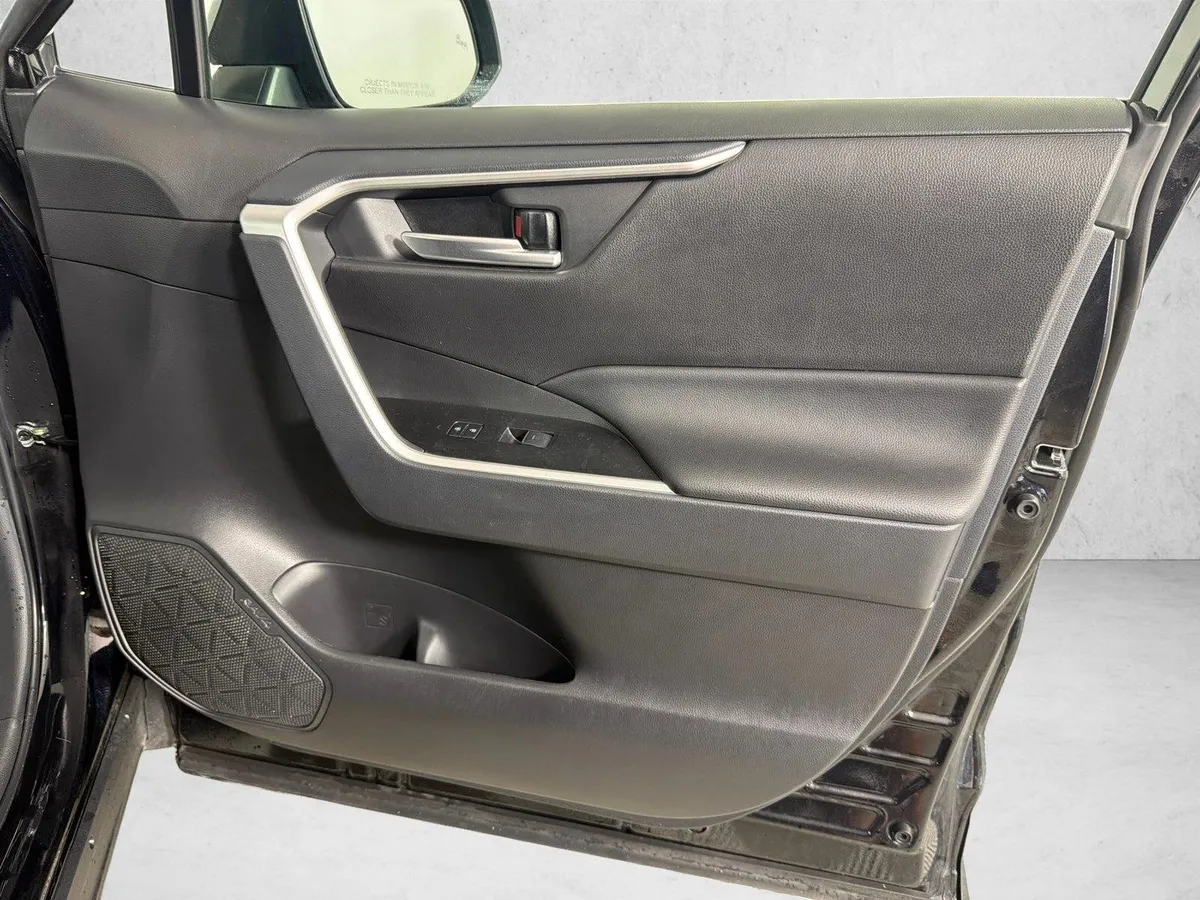 2025 Toyota RAV4 XLE thumbnail 14