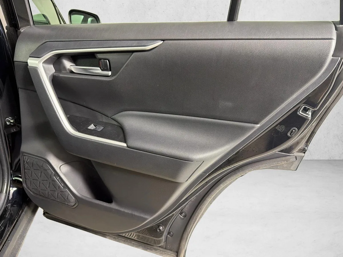 2025 Toyota RAV4 XLE thumbnail 16