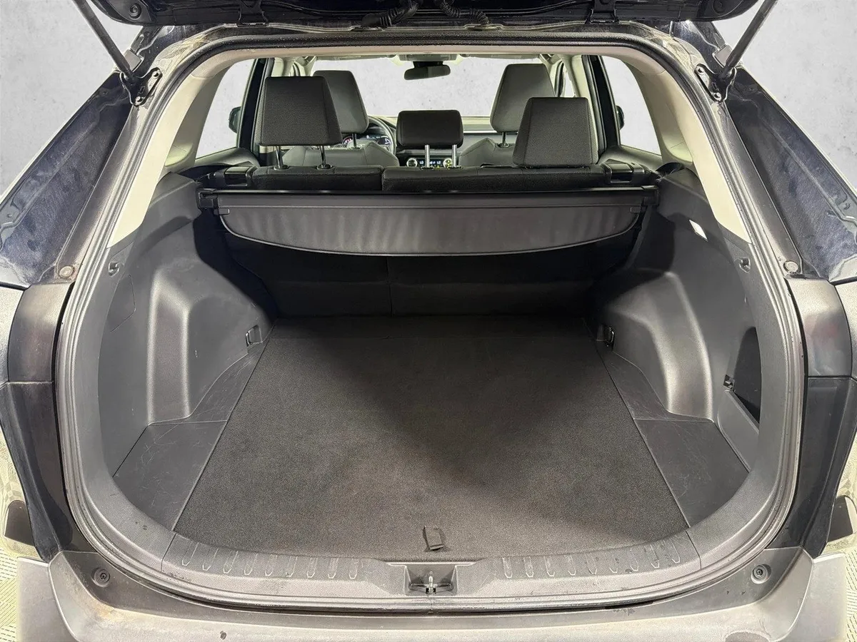 2025 Toyota RAV4 XLE thumbnail 18