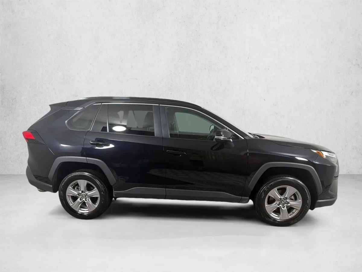 2025 Toyota RAV4 XLE thumbnail 2