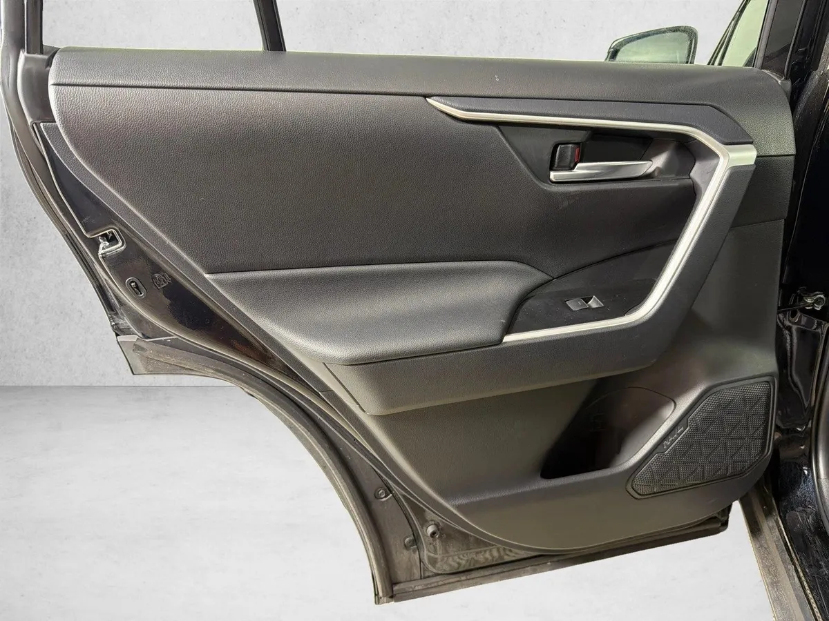 2025 Toyota RAV4 XLE thumbnail 21