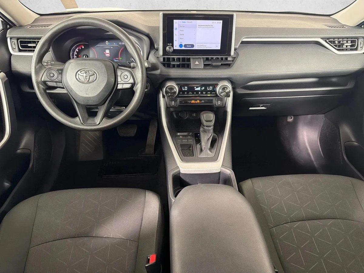 2025 Toyota RAV4 XLE thumbnail 22