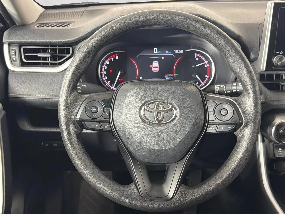2025 Toyota RAV4 XLE thumbnail 23