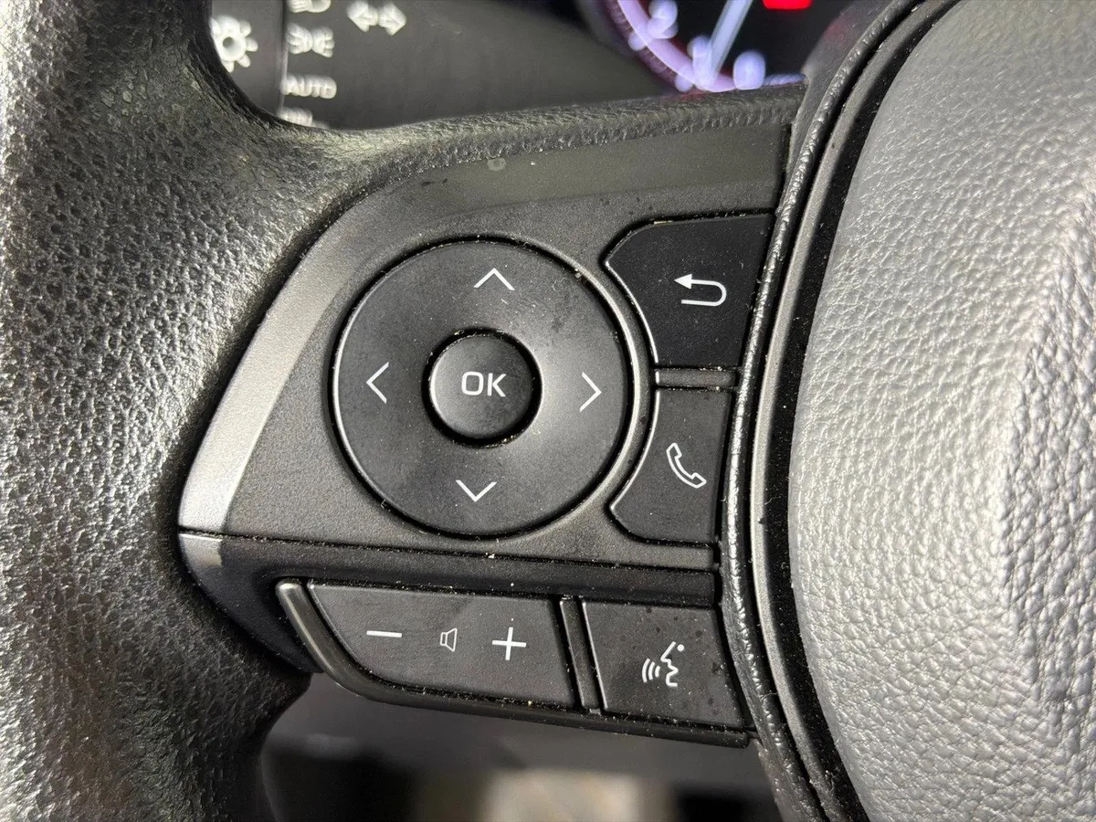 2025 Toyota RAV4 XLE thumbnail 24