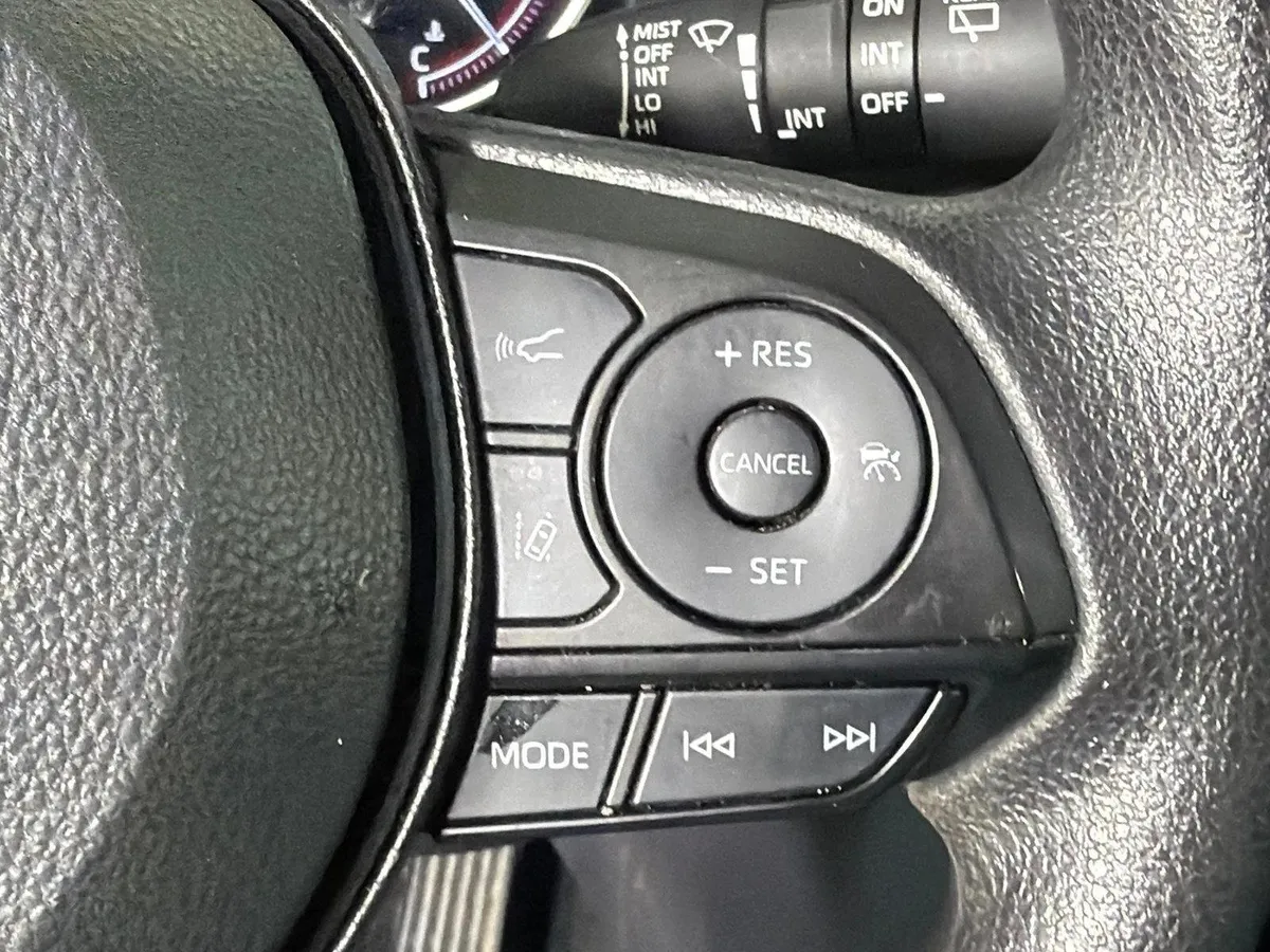 2025 Toyota RAV4 XLE thumbnail 25