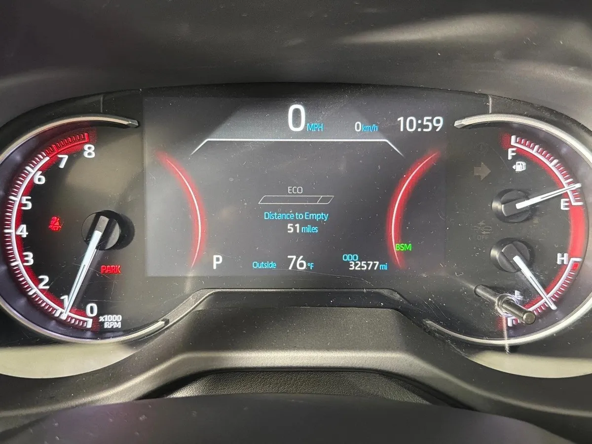2025 Toyota RAV4 XLE thumbnail 26
