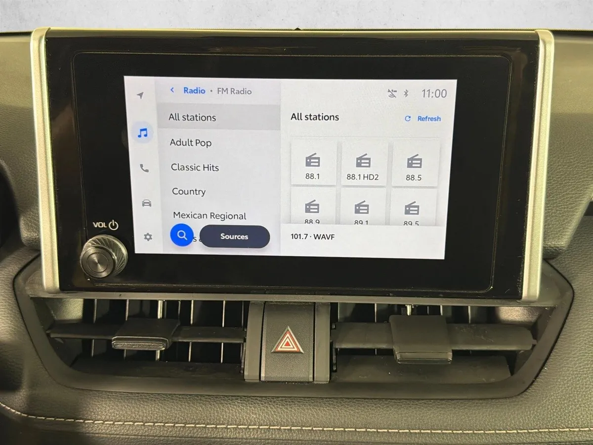 2025 Toyota RAV4 XLE thumbnail 28