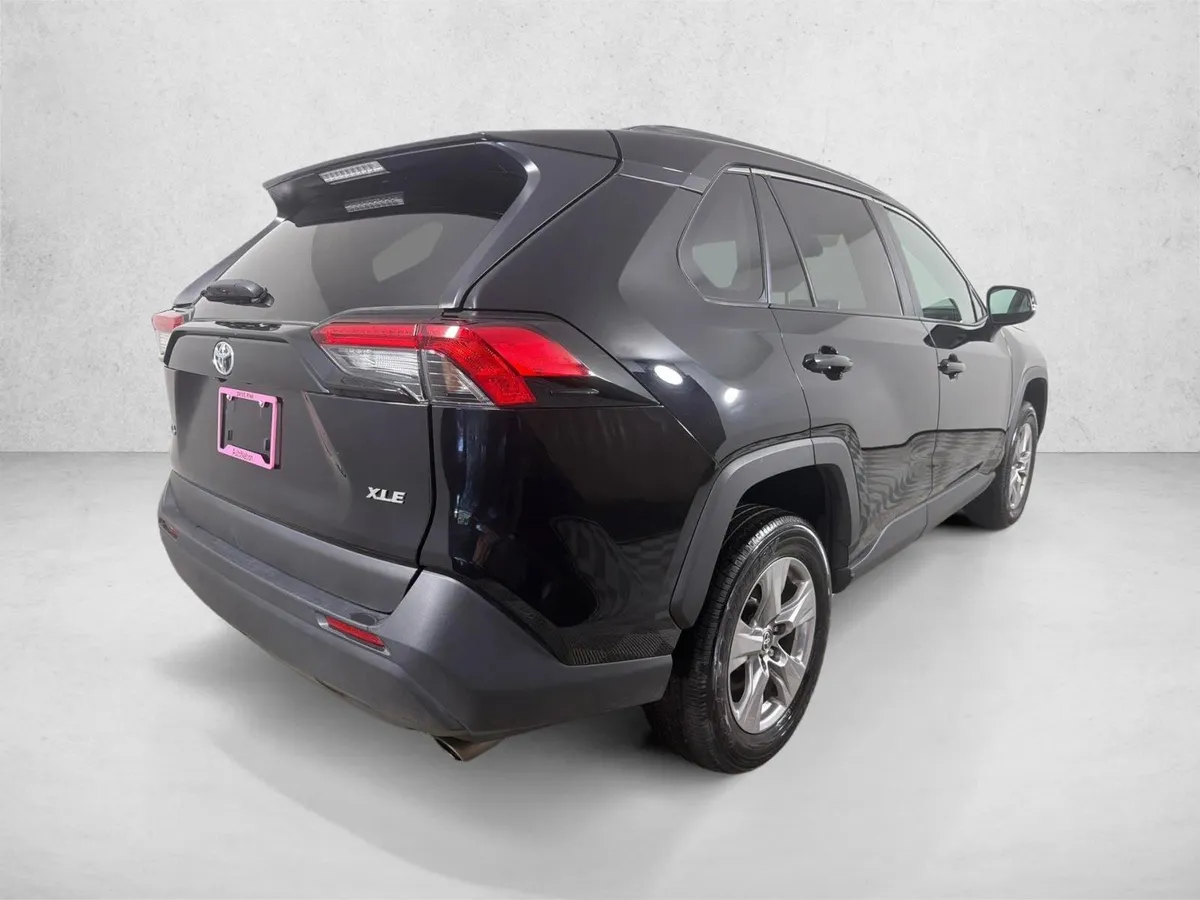 2025 Toyota RAV4 XLE thumbnail 3