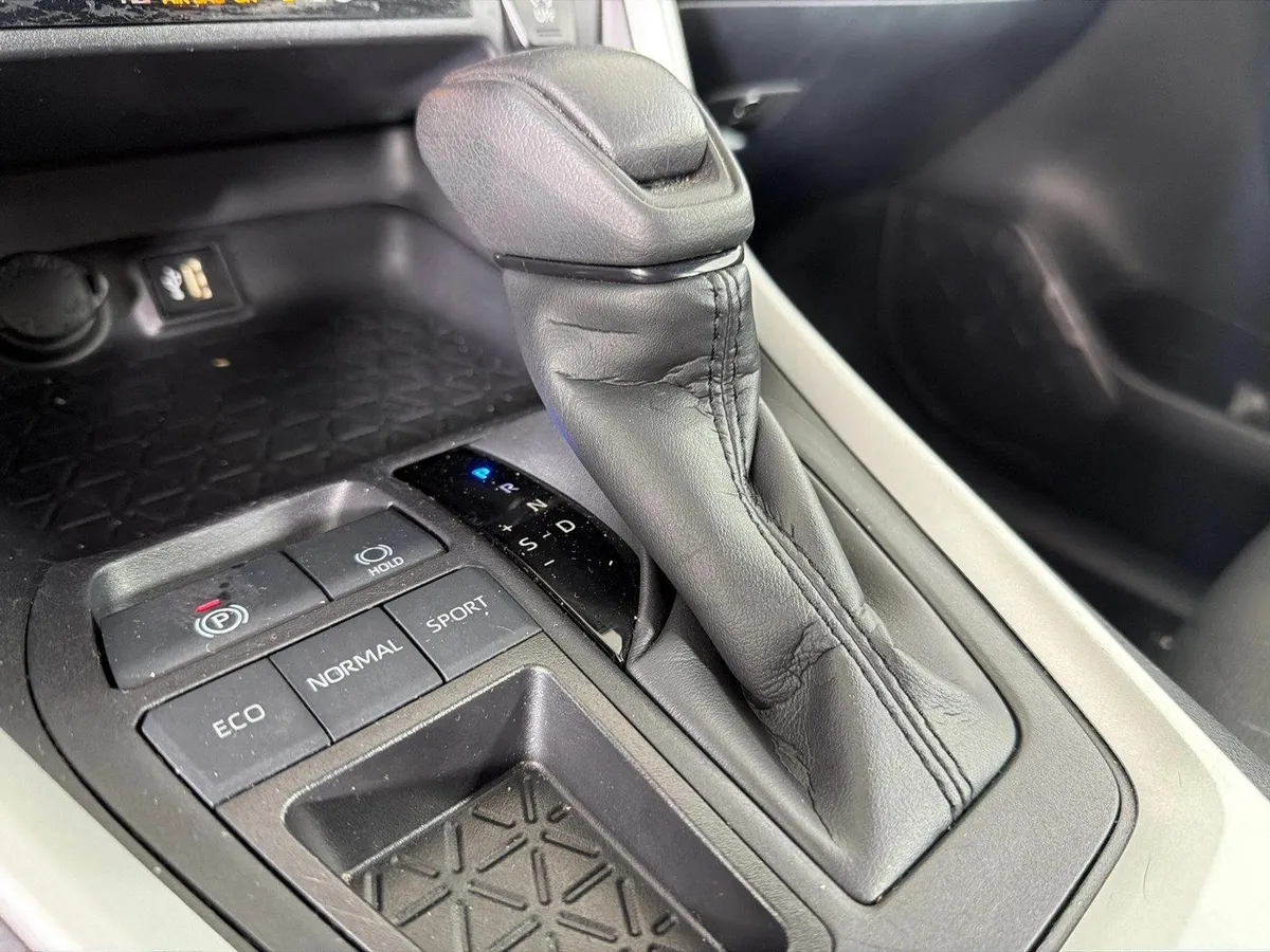 2025 Toyota RAV4 XLE thumbnail 30