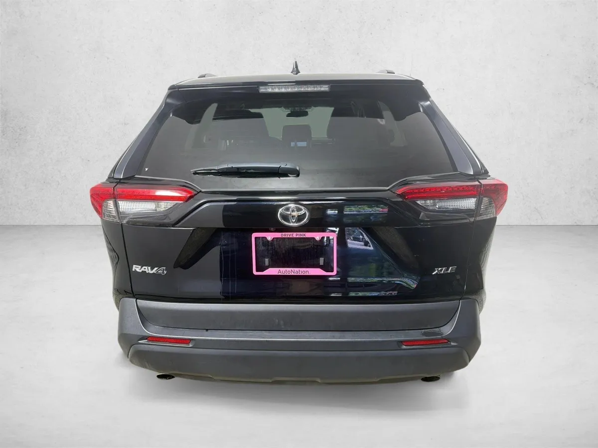 2025 Toyota RAV4 XLE thumbnail 4