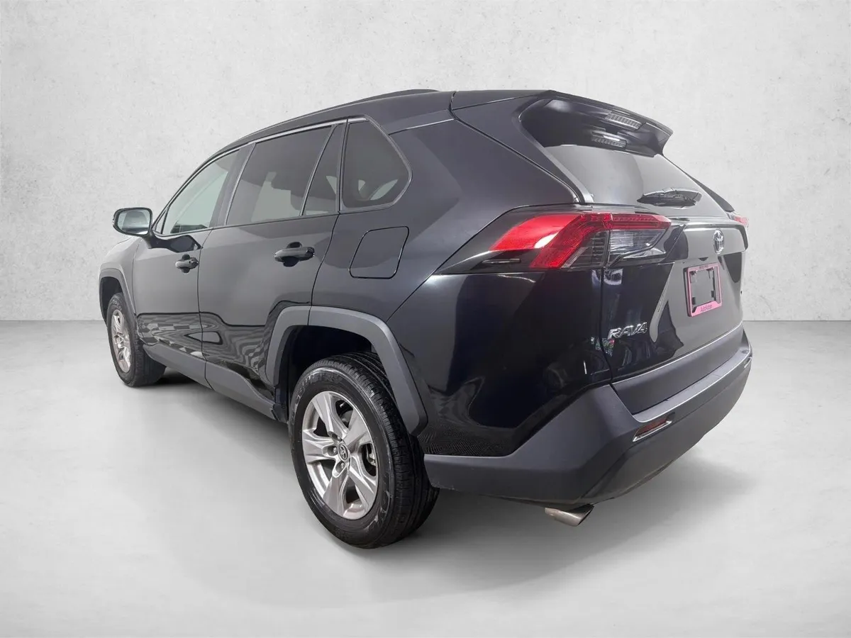 2025 Toyota RAV4 XLE thumbnail 5