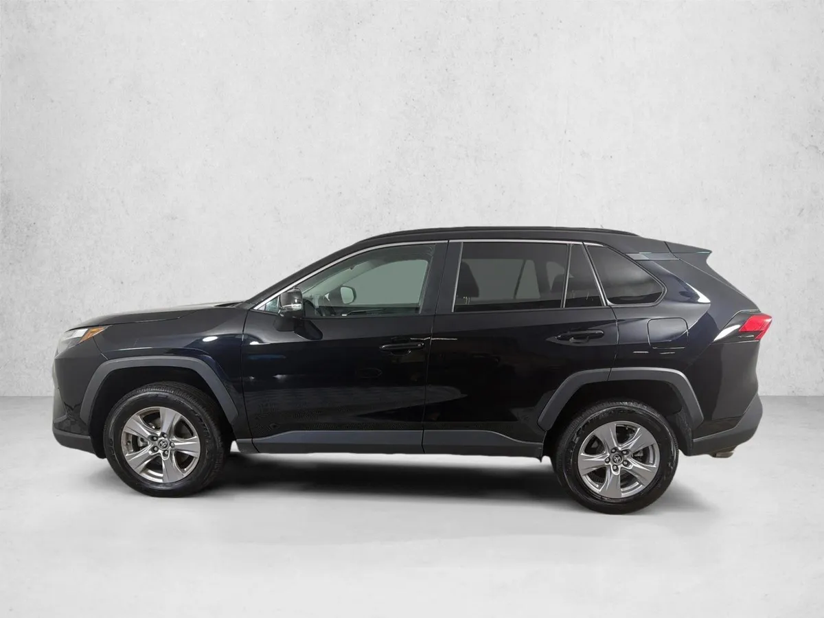 2025 Toyota RAV4 XLE thumbnail 6