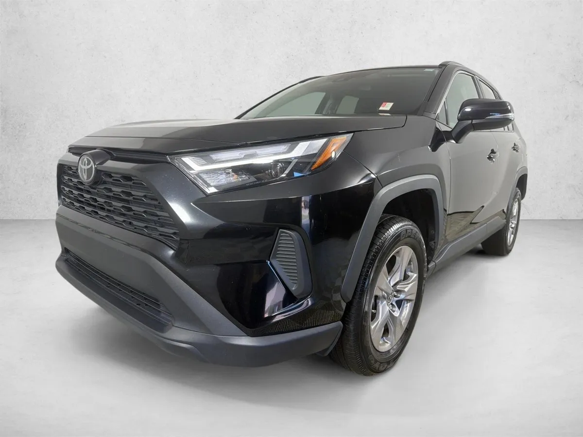 2025 Toyota RAV4 XLE thumbnail 7