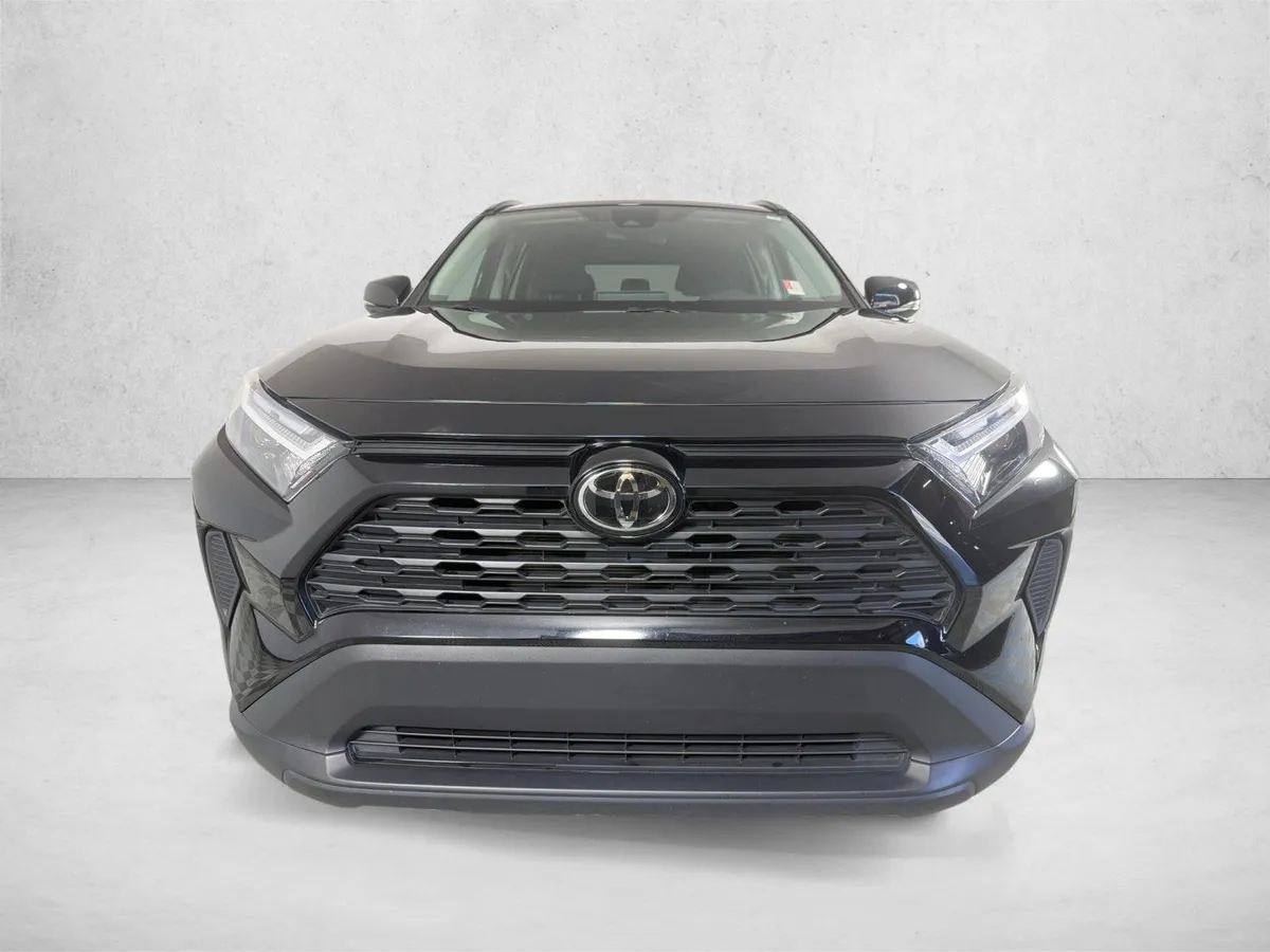 2025 Toyota RAV4 XLE thumbnail 8