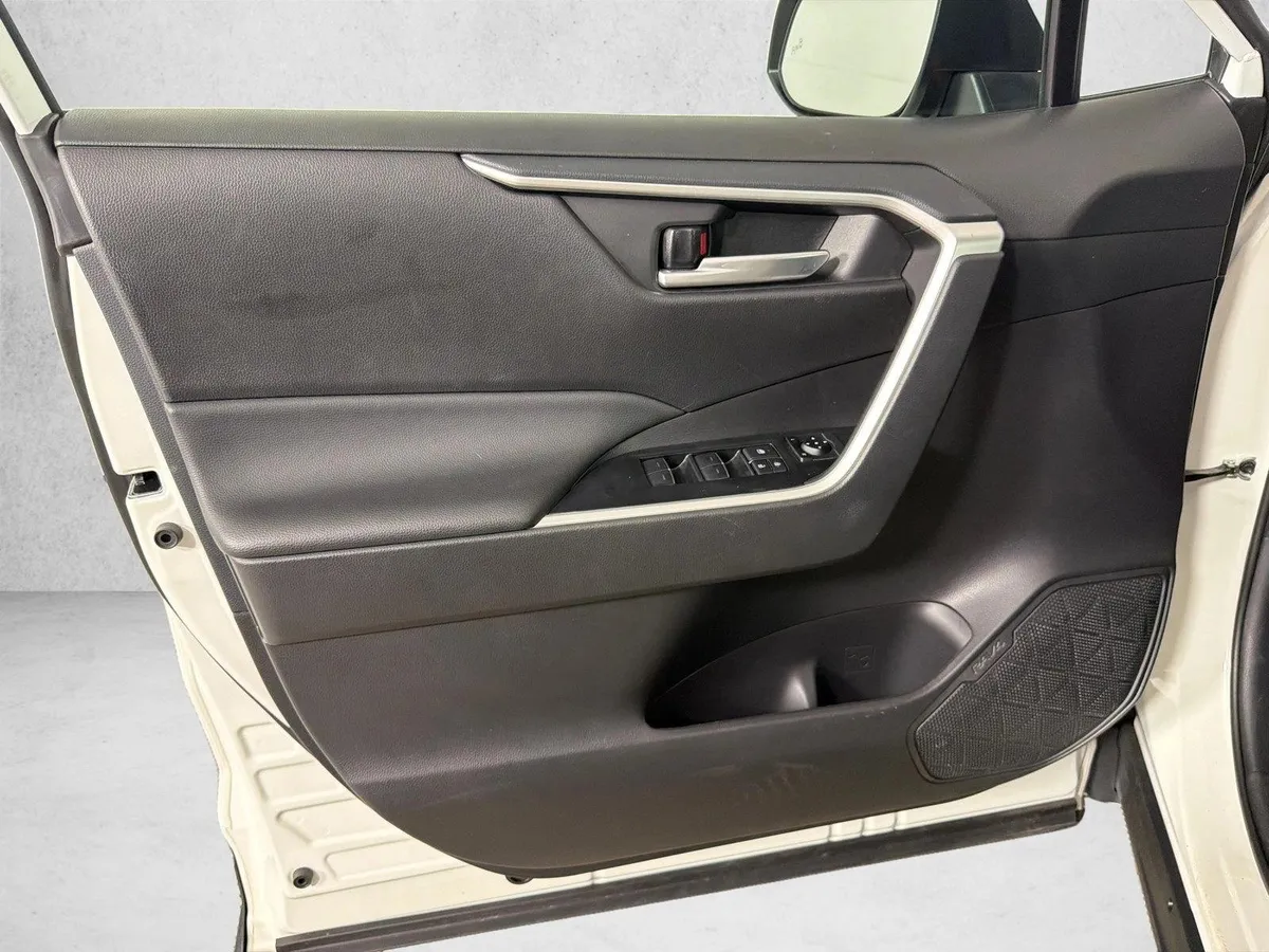 2025 Toyota RAV4 XLE thumbnail 10