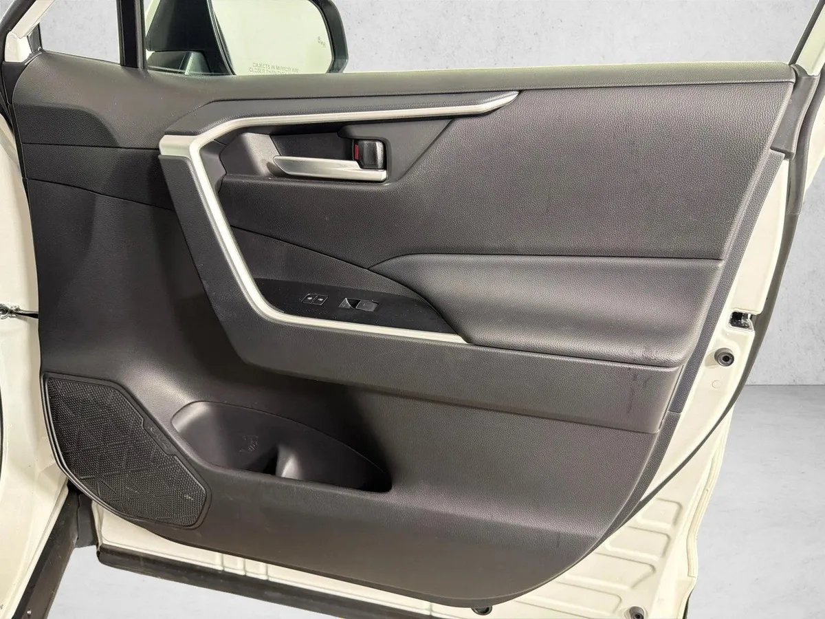 2025 Toyota RAV4 XLE thumbnail 14